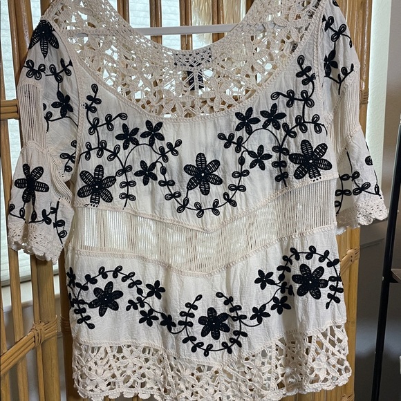 Oliver O Elegant White and Black Floral Lace Top - Picture 6 of 6